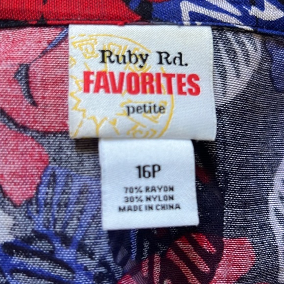Ruby Rd Favorites Size 12P Blouse 3/4 Sleeve
Floral Red White Blue - Picture 12 of 13